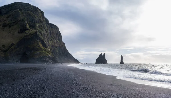 Słynna Plaża Black Sand Ocean Góra Reynisfjall Malownicze Bazaltowe Kolumny — Zdjęcie stockowe