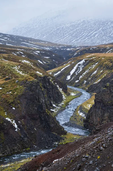 Φθινοπωρινή Συννεφιασμένη Μέρα Στα Βόρεια Της Ισλανδίας Μικρό Ποτάμι Που — Φωτογραφία Αρχείου