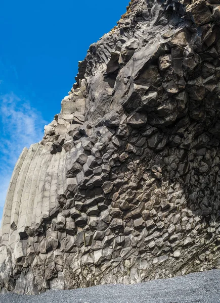 位于冰岛南部维克附近雷诺斯法哈拉海滩的玄武岩柱 独特的地质火山形成 在雷尼斯法尔山脚下 — 图库照片