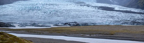 冰舌从冰岛奥法乔库尔火山附近的Vatnajokull冰盖或Vatna冰川滑出 有冰块和周围山脉的冰川泻湖 — 图库照片