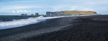 Resimli sonbahar Dyrholaey Burnu ve Reynisfjara okyanus siyah volkanik kumsal manzaralı kaya oluşumları. Vik, Güney İzlanda.