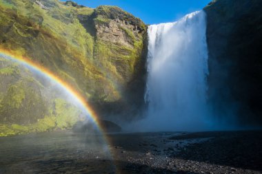 Suyla dolu büyük şelale Skogafoss sonbahar manzaralı, güneybatı İzlanda.