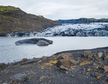 Skaftafellsjokull Buzulu, İzlanda. Buzul dili Vatnajkull buzulundan ya da buzul altı Esjufjoll volkanı yakınlarındaki Vatna Buzulu 'ndan kayar. Buzul gölü, buz blokları ve dağlarla çevrili..
