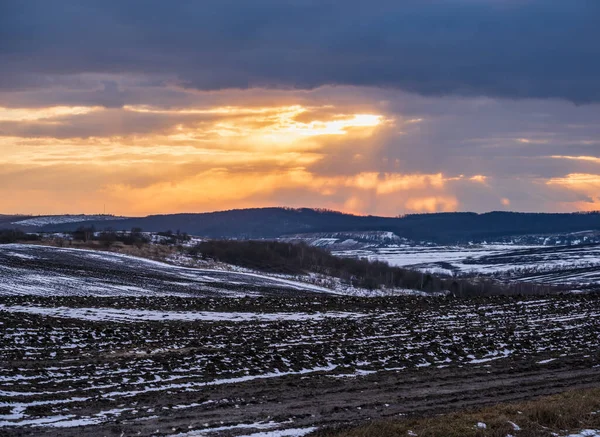 可耕地被最后的雪覆盖 乌克兰利沃夫地区农村平静的黄昏 — 图库照片