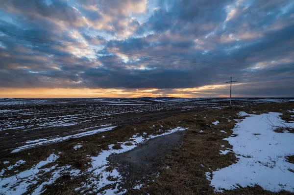 Svart Jord Åkermark Täckt Med Sista Snön Tidig Vår Lugn — Stockfoto