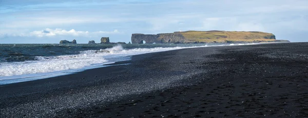 Picturesque Autumn Dyrholaey Cape Rock Formations View Reynisfjara Ocean Black — Stock Photo, Image