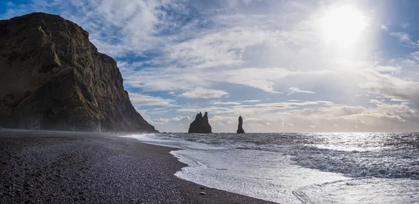 Słynna Plaża Black Sand Ocean Góra Reynisfjall Malownicze Bazaltowe Kolumny — Zdjęcie stockowe