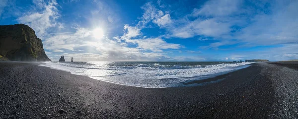著名的黑沙海滩全景 雷尼什法尔山 最右边的是风景如画的玄武岩柱和Dyrholaey Cape Vik 南冰岛 无法辨认的人 — 图库照片