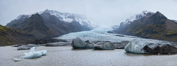 ヴァトナヨークトル氷河からの氷河舌スライドや アイスランドのオルファジョクル火山近くのヴァトナ氷河 氷塊と周囲の山々と氷河のラグーン — ストック写真
