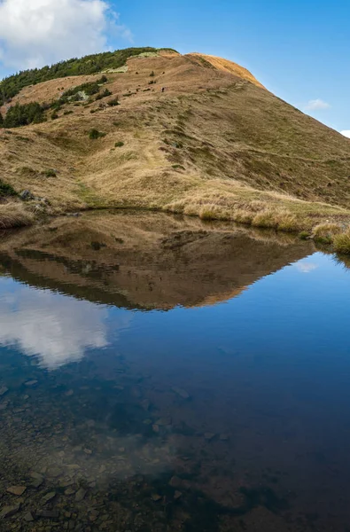Malutkie Malownicze Jezioro Odbiciami Chmur Górze Strymba Piękny Jesienny Dzień — Zdjęcie stockowe