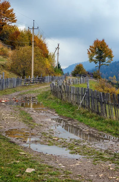 Туманные Пасмурные Осенние Карпаты Грязная Сельская Дорога Украина — стоковое фото