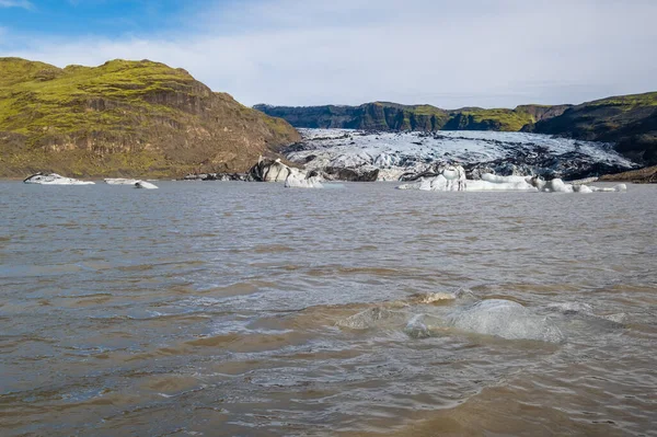 アイスランドのSkaftellsjokull氷河 Vatnajkull氷河からの氷河舌スライドまたは氷河下Esjufjoll火山近くのVatna氷河 氷と周囲の山々のブロックと氷河のラグーン — ストック写真