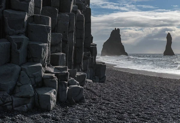 Famous Black Sand Ocean Beach Monte Reynisfjall Pintorescas Columnas Basalto — Foto de Stock