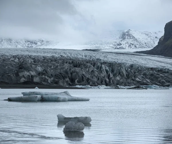 Skaftafellsjokull冰川 冰川舌从冰川下埃斯胡夫茹尔火山附近的Vatnajkull冰盖或Vatna冰川滑出 有冰块和周围山脉的冰川泻湖 — 图库照片