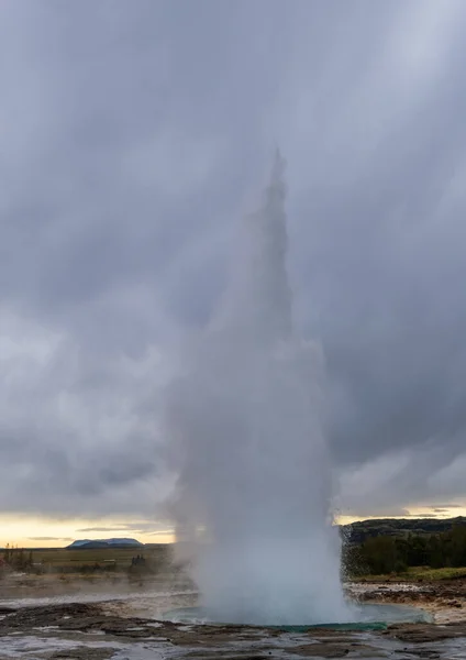 アイスランド南西部 ヨーロッパでのストロックル ゲイサー間欠泉の壮大な地球の噴火 ハウカダラー地熱地帯 — ストック写真