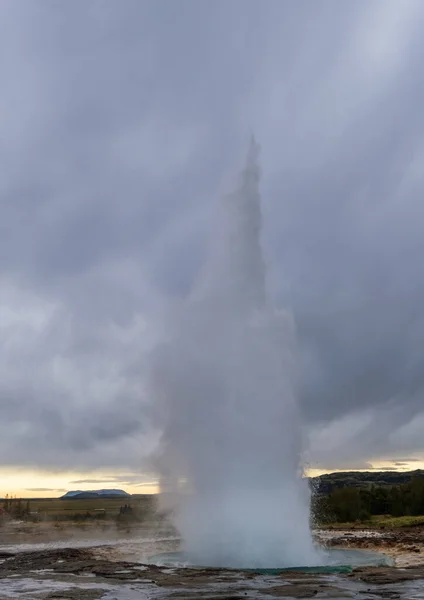 Espectacular Erupción Geotérmica Del Géiser Strokkur Geysir Suroeste Islandia Europa —  Fotos de Stock