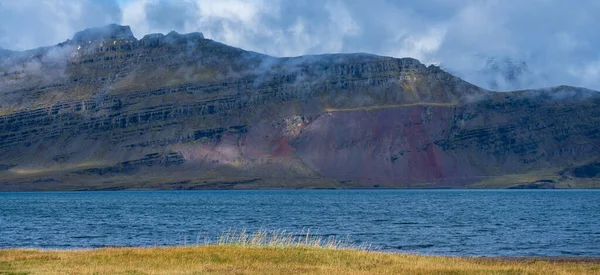 아이슬란드에서 자동차 여행중에 수있다 경치가 아름다운 아이슬란드 피오르드 — 스톡 사진
