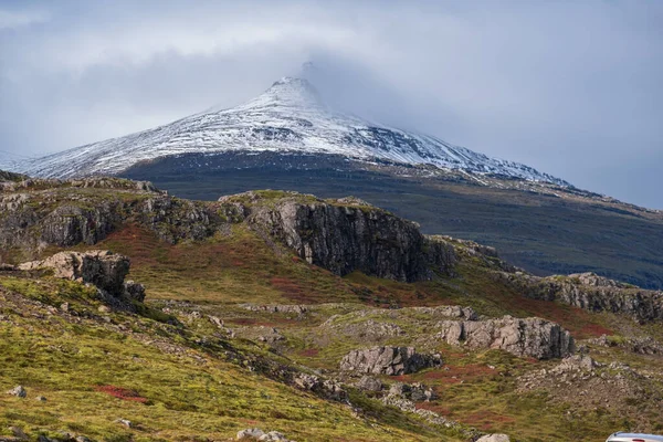 Vacker Utsikt Över Bergen Bilresan Island Spektakulärt Isländskt Landskap Med — Stockfoto
