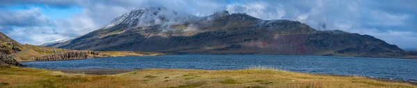 Вид Время Автопутешествия Исландии Захватывающий Исландский Пейзаж Живописной Природой Горы — стоковое фото