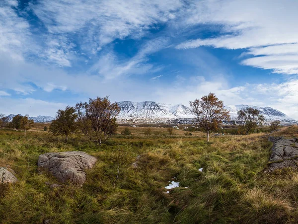 Vacker Utsikt Över Bergen Bilresan Norra Island Spektakulärt Isländskt Landskap — Stockfoto