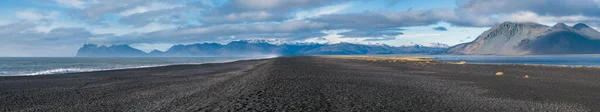 在冰岛的汽车旅行中观看 风景秀丽的冰岛风景 成群的野鸟 — 图库照片
