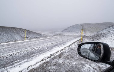 Kjolur Highland Road F35, İzlanda, Avrupa 'da sonbahar dağı manzarası. Sonbahar kar fırtınası başlıyor. Aynaya bak..