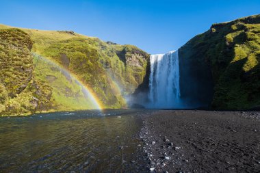 Suyla dolu büyük şelale Skogafoss sonbahar manzaralı, güneybatı İzlanda.