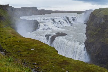 Suyla dolu bir resim Büyük şelale Gullfoss Sonbahar manzarası, İzlanda 'nın güneybatısı.