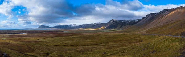 Utsikt Bilresa Island Spektakulärt Isländskt Landskap Med Naturskön Natur Berg — Stockfoto