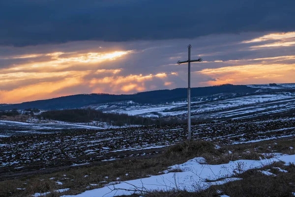 Zwarte Aarde Akkerland Bedekt Met Laatste Sneeuw Vroege Lente Rustige — Stockfoto