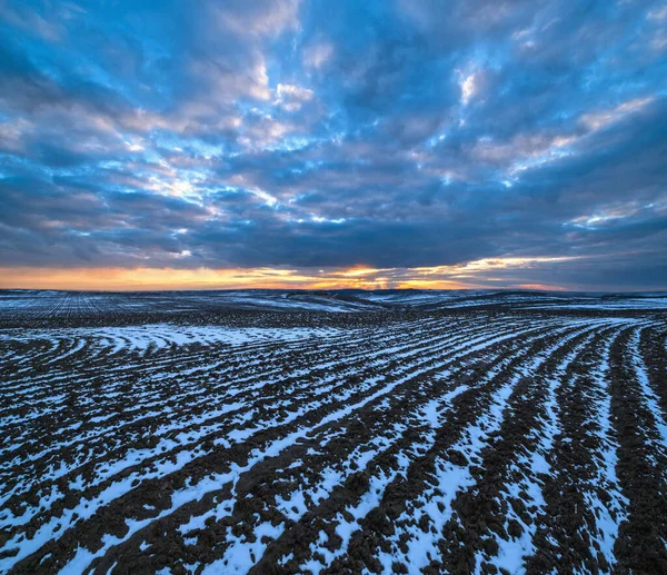 ブラックアース 耕地は 最後の雪で 早春に覆われる ウクライナの田舎 リヴィウ地方で穏やかな夜の夕日 — ストック写真