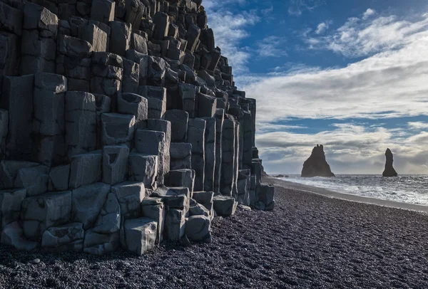 Słynna Plaża Black Sand Ocean Góra Reynisfjall Malownicze Bazaltowe Kolumny — Zdjęcie stockowe