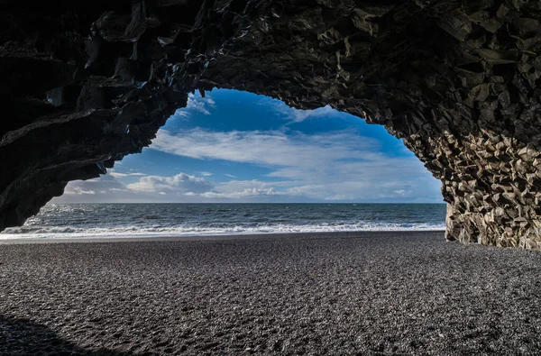 Θέα Στον Ωκεανό Reynisfjara Μαύρη Άμμος Παραλία Από Σπηλιά Στους — Φωτογραφία Αρχείου