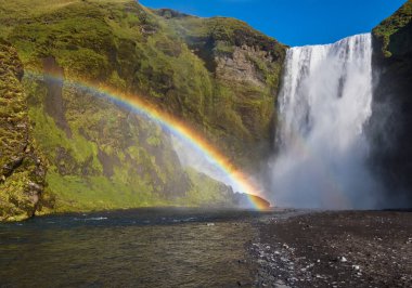 Suyla dolu büyük şelale Skogafoss sonbahar manzaralı, güneybatı İzlanda.