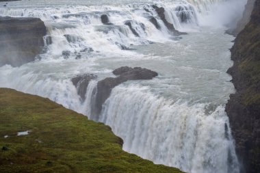 Suyla dolu bir resim Büyük şelale Gullfoss Sonbahar manzarası, İzlanda 'nın güneybatısı.