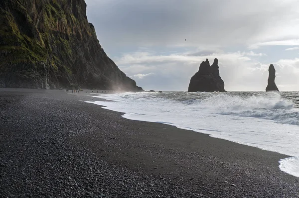 Famous Black Sand Ocean Beach Mount Reynisfjall Pinturesque Basalt Columns — Foto de Stock