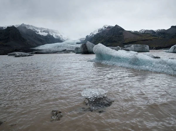 冰舌从冰岛Oraefajokull火山附近的Vatnajokull冰盖或Vatna冰川滑出 有冰块和周围山脉的冰川泻湖 — 图库照片