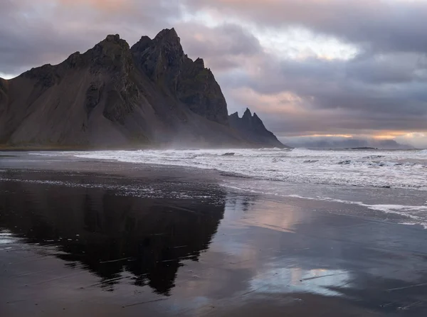 Sonnenaufgang Stokksnes Kap Meeresstrand Und Vestrahorn Berg Mit Seiner Reflexion — Stockfoto