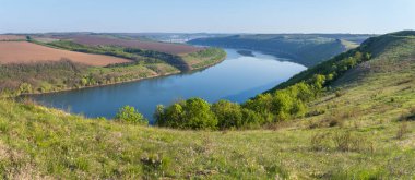 Dnister Nehri Kanyonu 'nun muhteşem bahar manzarası. Resimli kayalar, tarlalar, çiçekler. Shyshkovi Gorby, Nahoriany, Chernivtsi bölgesi, Ukrayna.