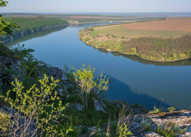 Dnister Nehri Kanyonu 'nun muhteşem bahar manzarası. Resimli kayalar, tarlalar, çiçekler. Shyshkovi Gorby, Nahoriany, Chernivtsi bölgesi, Ukrayna.
