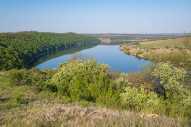 Dnister Nehri Kanyonu 'nun muhteşem bahar manzarası. Resimli kayalar, tarlalar, çiçekler. Shyshkovi Gorby, Nahoriany, Chernivtsi bölgesi, Ukrayna.