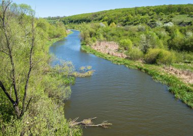 Zbruch Nehri, Ternopil ve Khmelnytsky bölgeleri sınırında muhteşem bir bahar manzarası, Ukrayna.