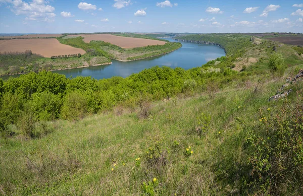 Úžasný Jarní Pohled Dnister River Canyon Malebnými Skalami Poli Květinami — Stock fotografie