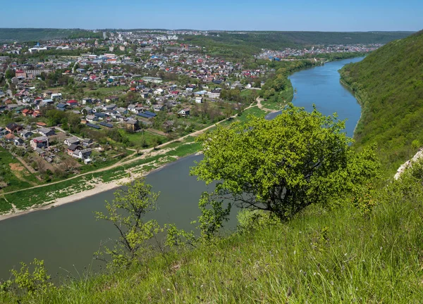 Fantastisk Vårutsikt Över Dnister River Canyon Utsikt Till Zalishchyky Stad — Stockfoto