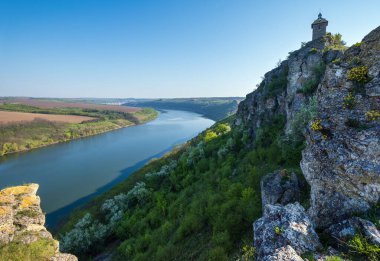 Dnister Nehri Kanyonu 'nun muhteşem bahar manzarası. Resimli kayalar, tarlalar, çiçekler. Shyshkovi Gorby, Nahoriany, Chernivtsi bölgesi, Ukrayna.
