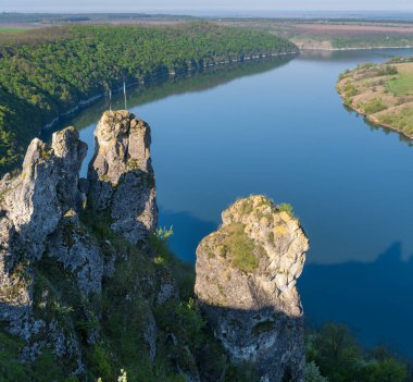 Dnister Nehri Kanyonu 'nun muhteşem bahar manzarası. Resimli kayalar, tarlalar, çiçekler. Shyshkovi Gorby, Nahoriany, Chernivtsi bölgesi, Ukrayna.