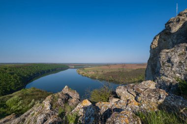Dnister Nehri Kanyonu 'nun muhteşem bahar manzarası. Resimli kayalar, tarlalar, çiçekler. Shyshkovi Gorby, Nahoriany, Chernivtsi bölgesi, Ukrayna.