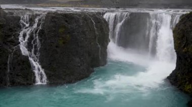 Resimli şelale Sigoldufoss sonbahar manzarası. Güney İzlanda 'da mevsim değişimi.
