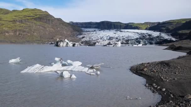 アイスランド南部のSolheimajokull絵のような氷河 この氷河の舌はカトラ火山から滑った 氷と周囲の山々のブロックと美しい氷河湖ラグーン — ストック動画