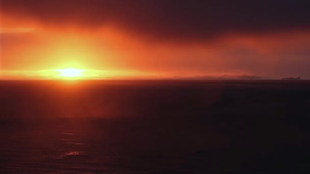 从冰岛南部维克的Dyrholaey Cape看海洋日落 Vestmannaeyjar群岛水平上奇怪的轮廓 — 图库视频影像